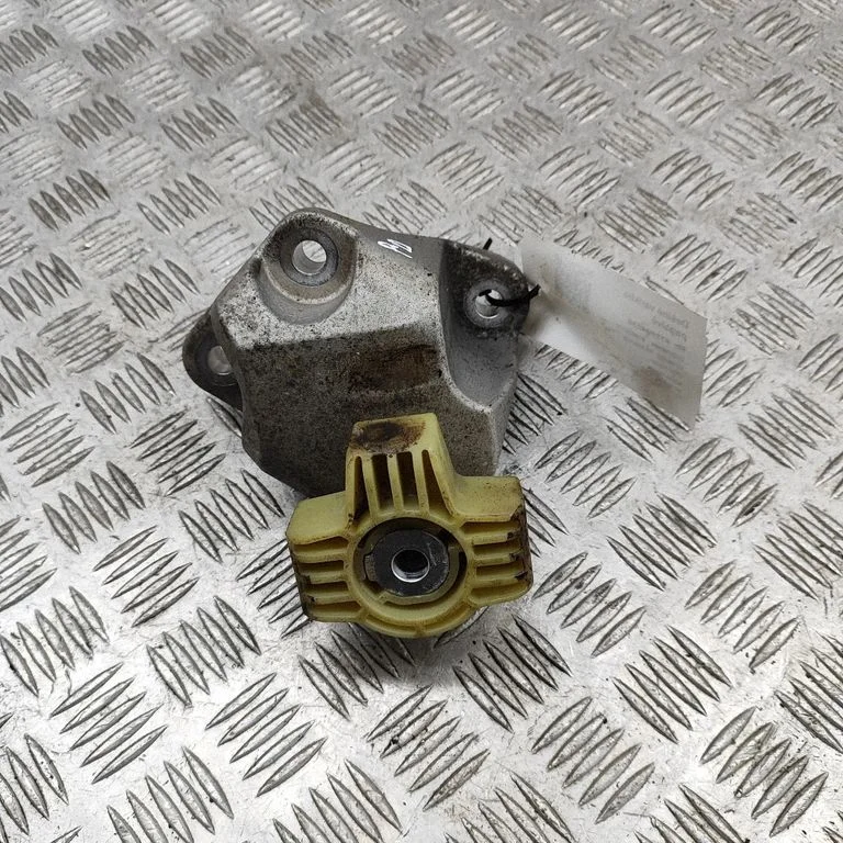 Engine mounting bracket 31686308