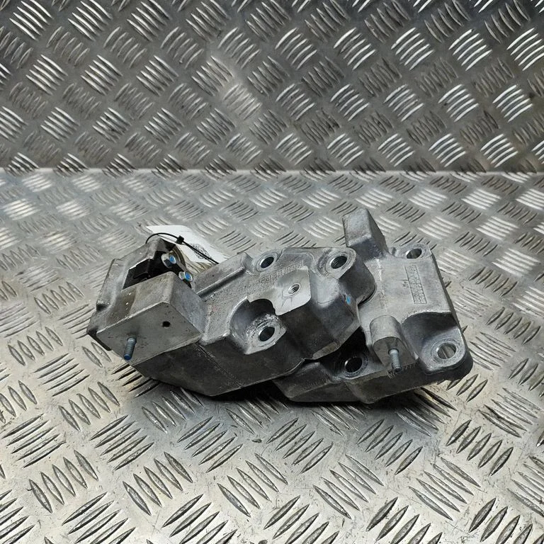 Engine mounting bracket 4521118JA0