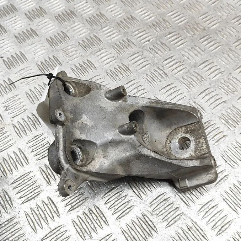 Dzinēja stiprinājuma kronšteins 670051247