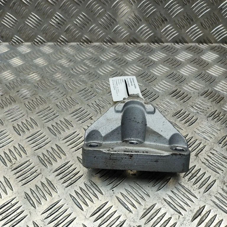 Engine mounting bracket 21825AO000