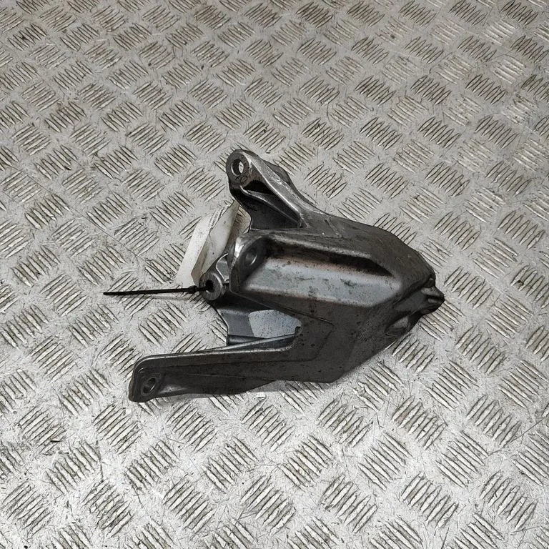 Engine mounting bracket