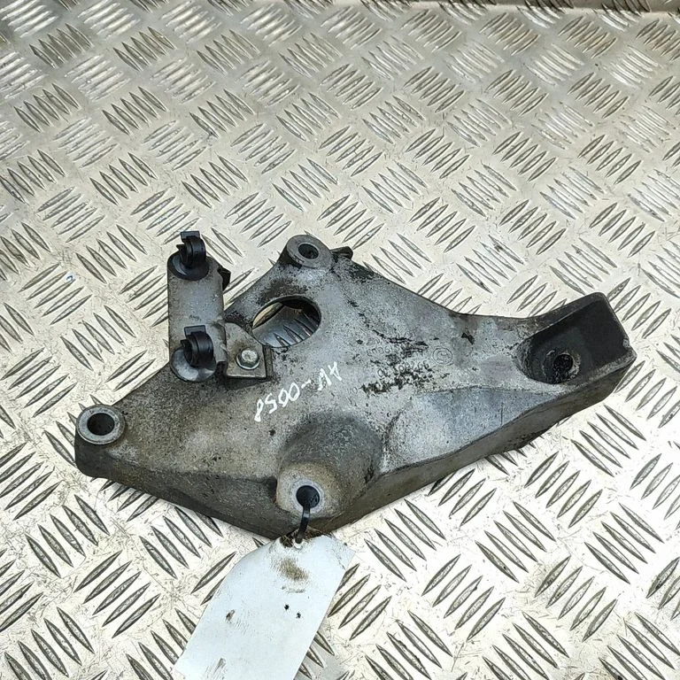 Dzinēja stiprinājuma kronšteins – BMW 1. sērija E81 E87 (2004-2011)