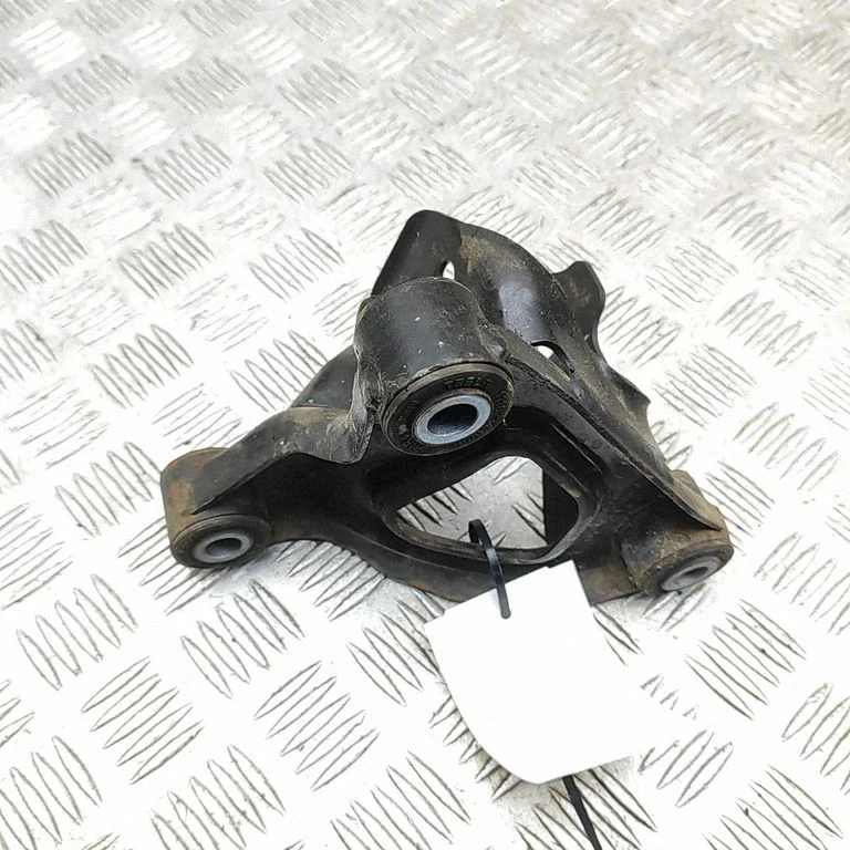 Engine mounting bracket 111023200C