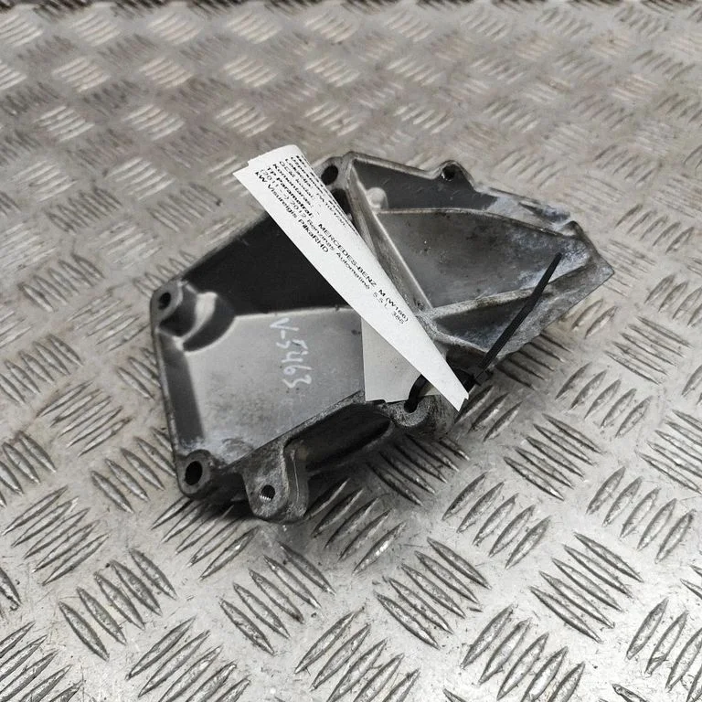 Engine mounting bracket A27822348