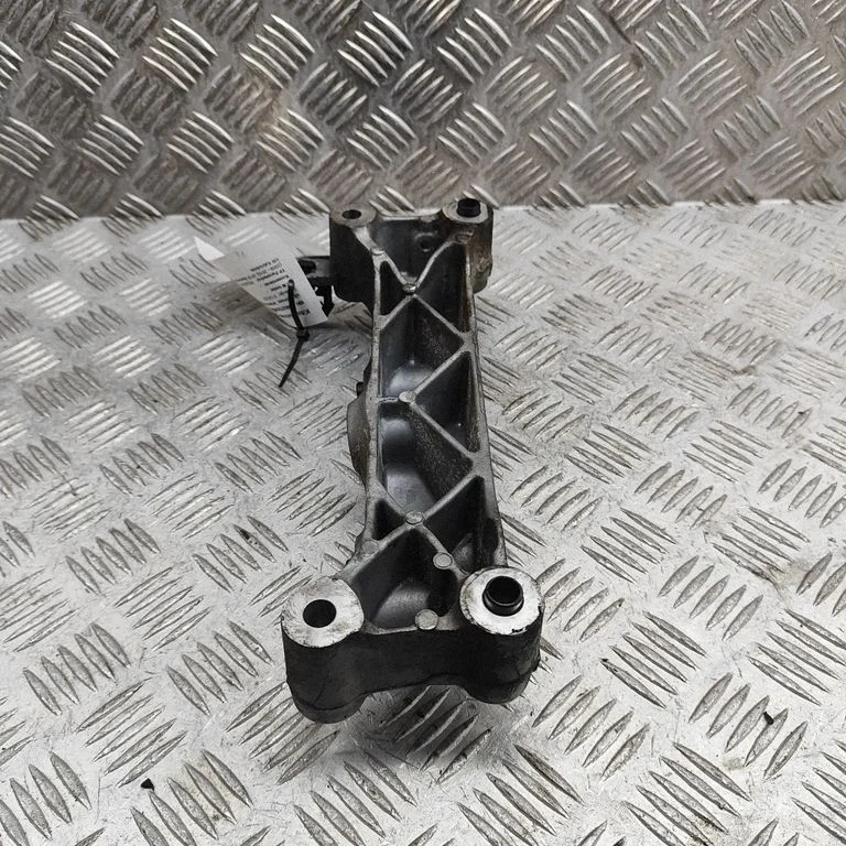 Engine mounting bracket – Peugeot 308 (2007-2013)