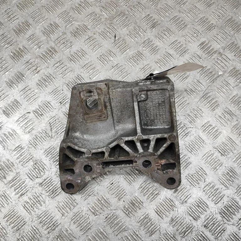 Dzinēja stiprinājuma kronšteins GJ326P096AE
