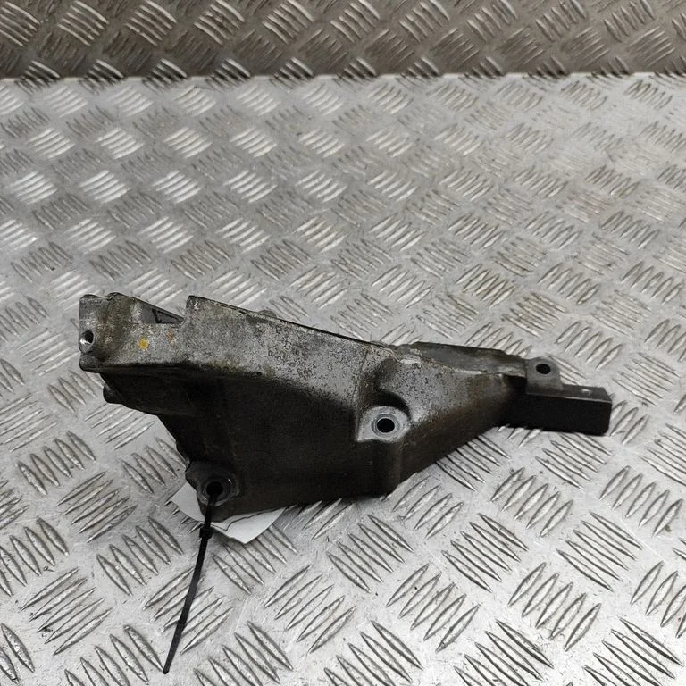 Engine mounting bracket A2782236304
