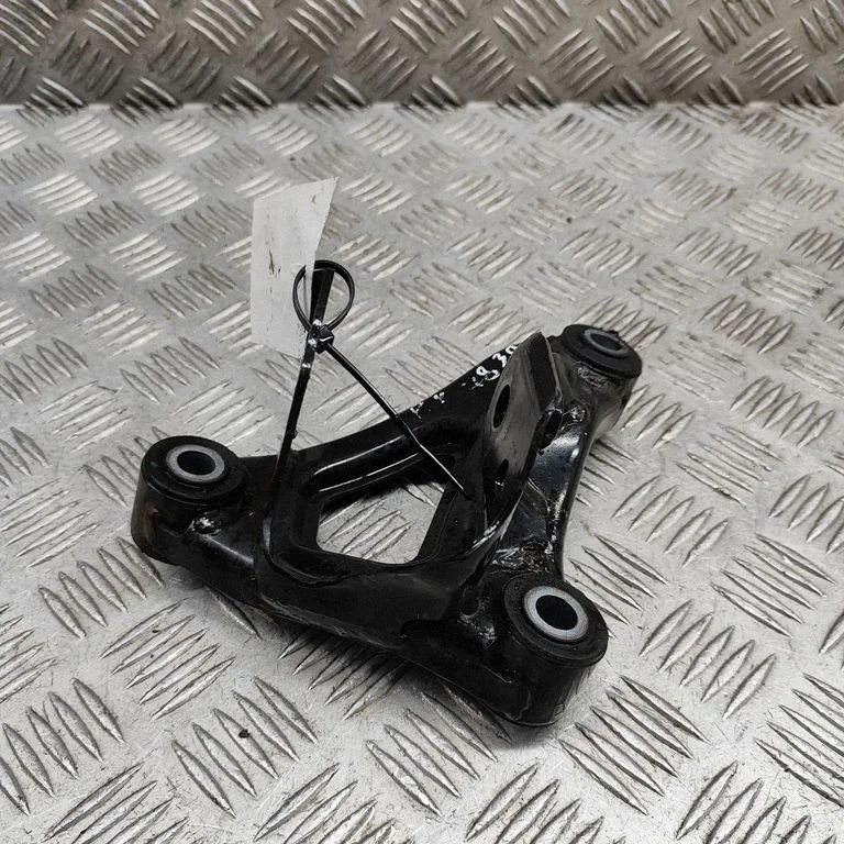 Engine mounting bracket 111023300C