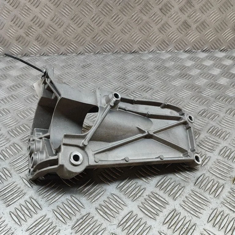 Dzinēja stiprinājuma kronšteins 31370633