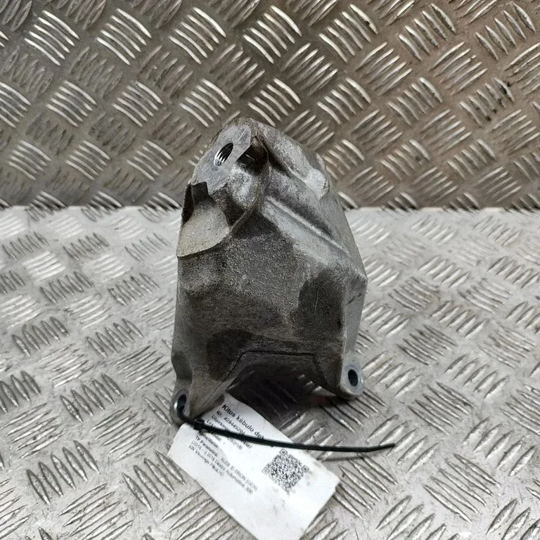 Engine mounting bracket