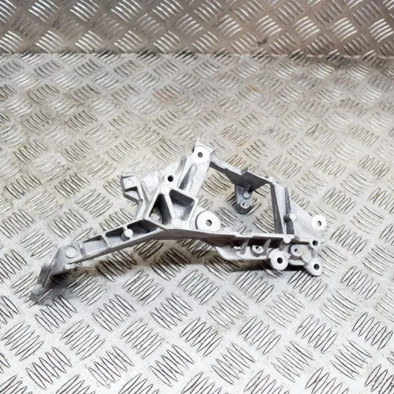 Engine mounting bracket G4D39L456DC