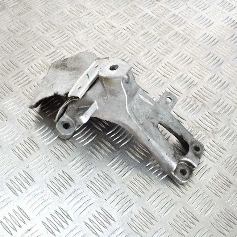 Mootori kinnituskronstein – Audi A4 Allroad B8 (2008-2016)