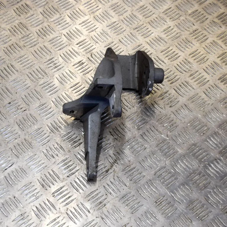 Engine mounting bracket 107775100A