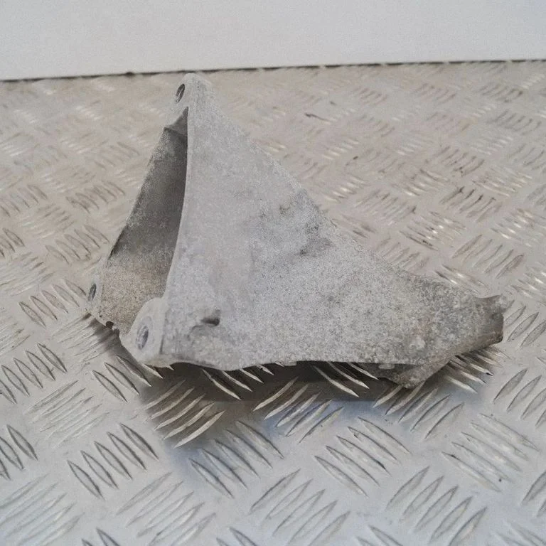 Dzinēja stiprinājuma kronšteins 6764574