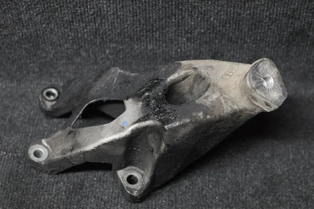 Engine mounting bracket – Audi A5 Sportback 8TA (2009-2016)