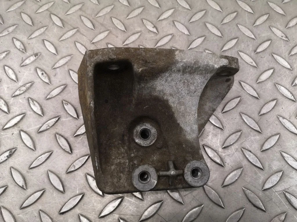 Dzinēja stiprinājuma kronšteins – BMW i8 (2014-)