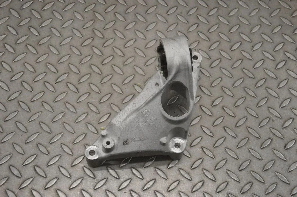 Engine mounting bracket 109533700D