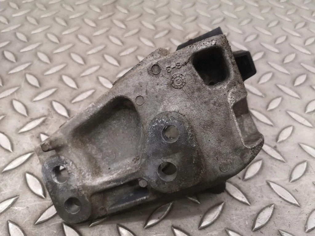 Mootori kinnituskronstein – Lexus ES VII XZ10 (2018-2021), vasak