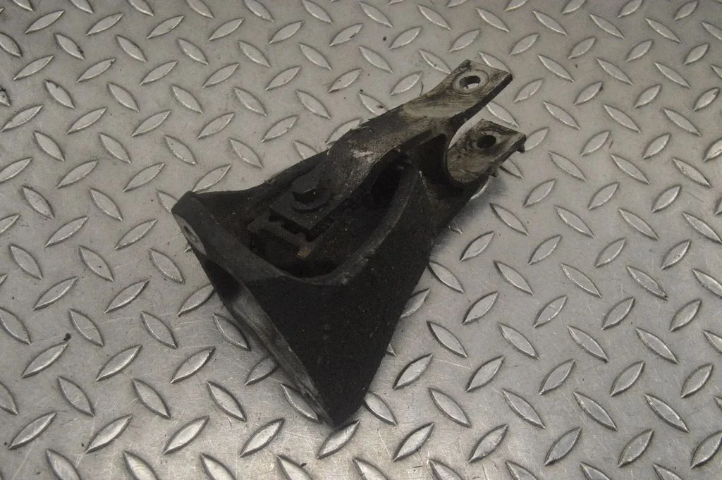Engine mounting bracket 31330592