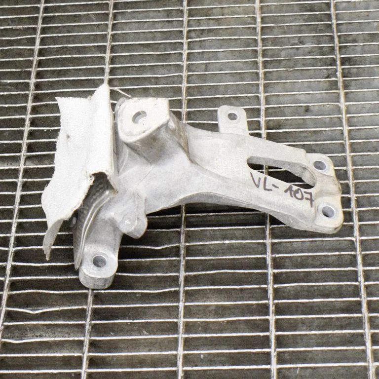 Engine mounting bracket – Audi Q5 SQ5 8R (2008-2017)