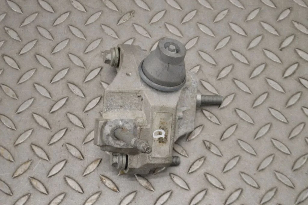 Engine mounting bracket – right