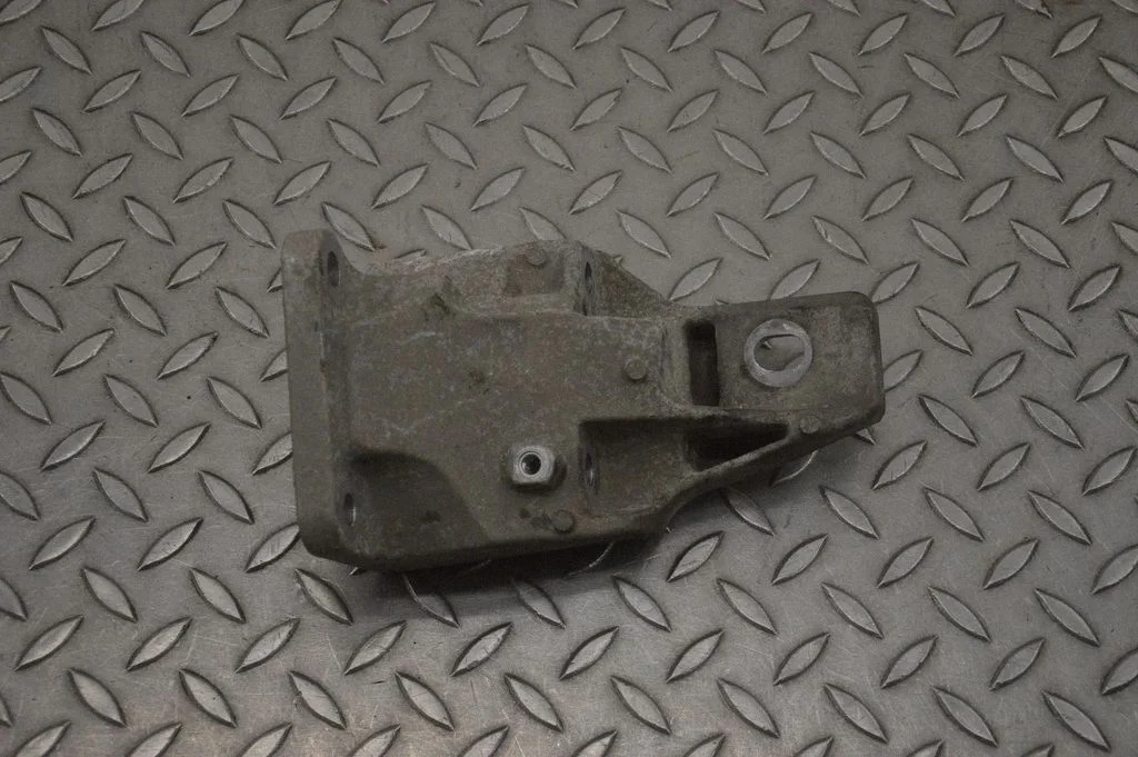 Dzinēja stiprinājuma kronšteins – Land Rover Range Rover Sport L494 (2013-)