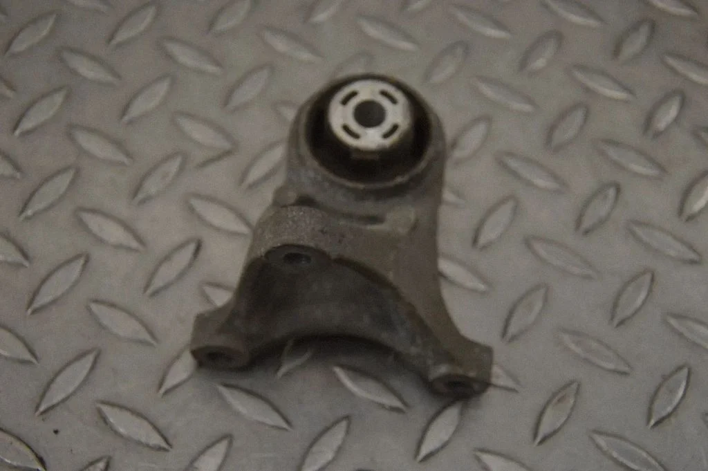 Engine mounting bracket 113016