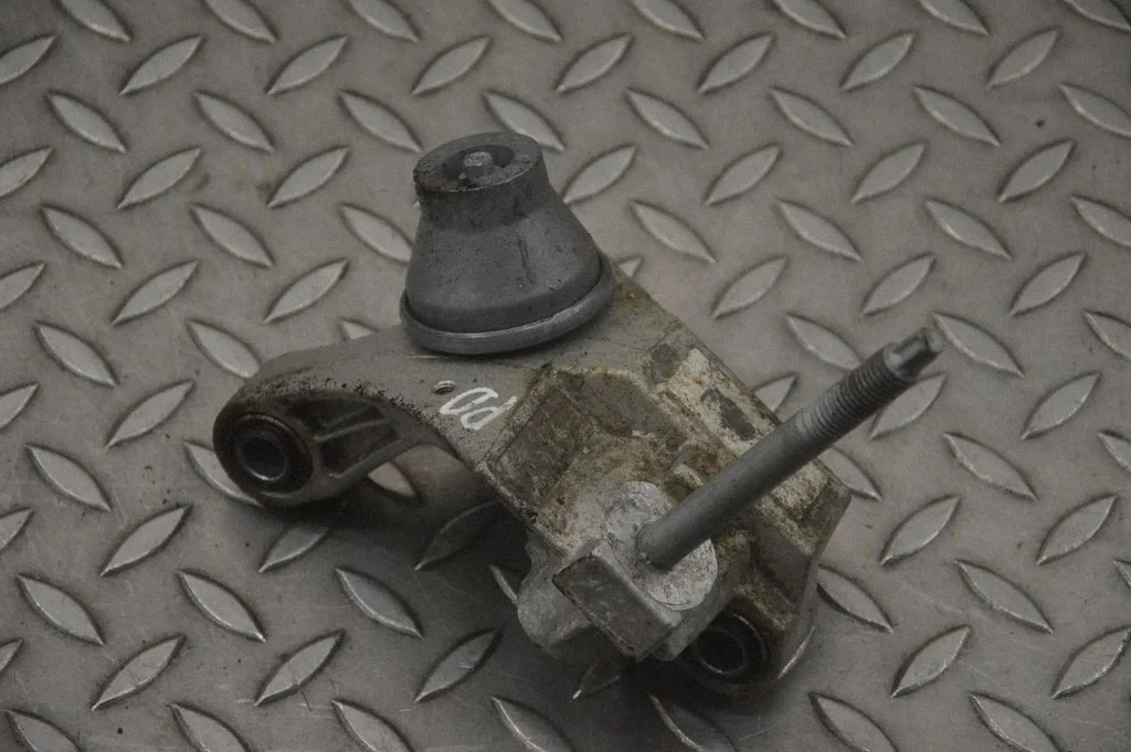 Engine mounting bracket J9D33D102AB