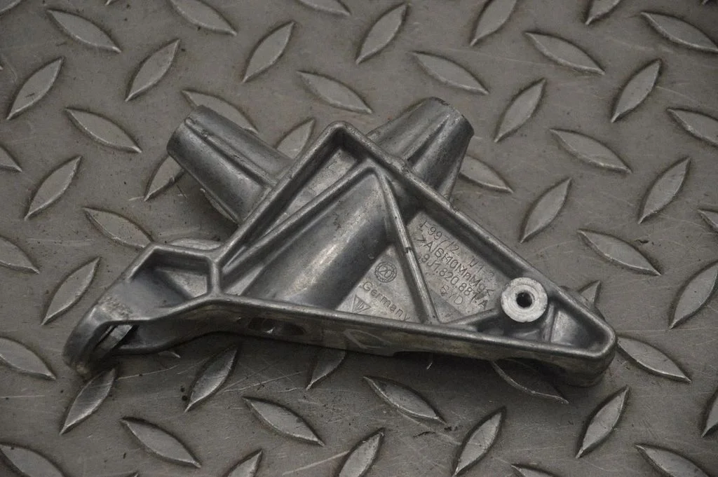 Mootori kinnituskronstein – Porsche Taycan 9J1 (2019-)