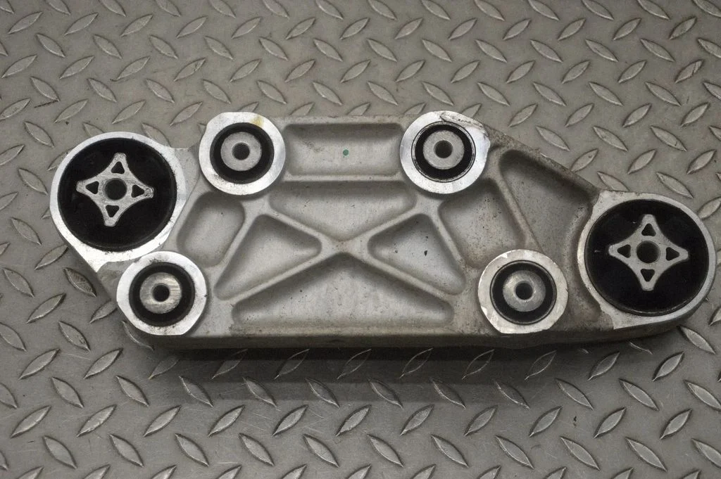 Engine mounting bracket – right