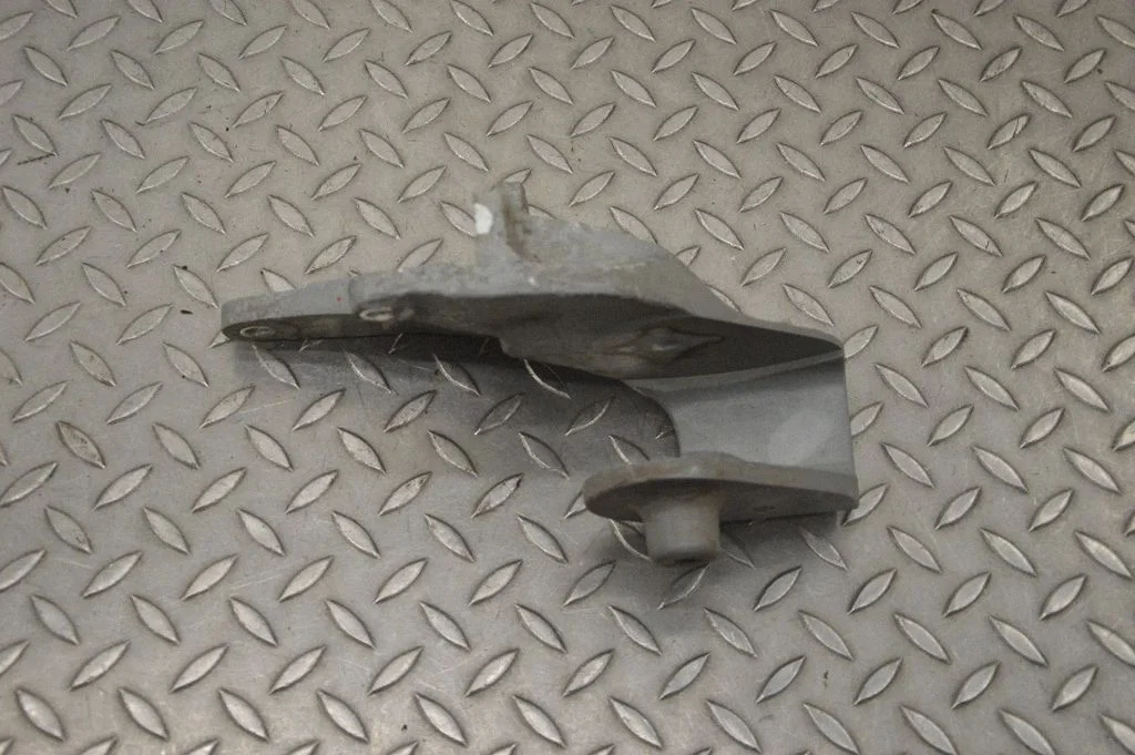 Engine mounting bracket 107775100A