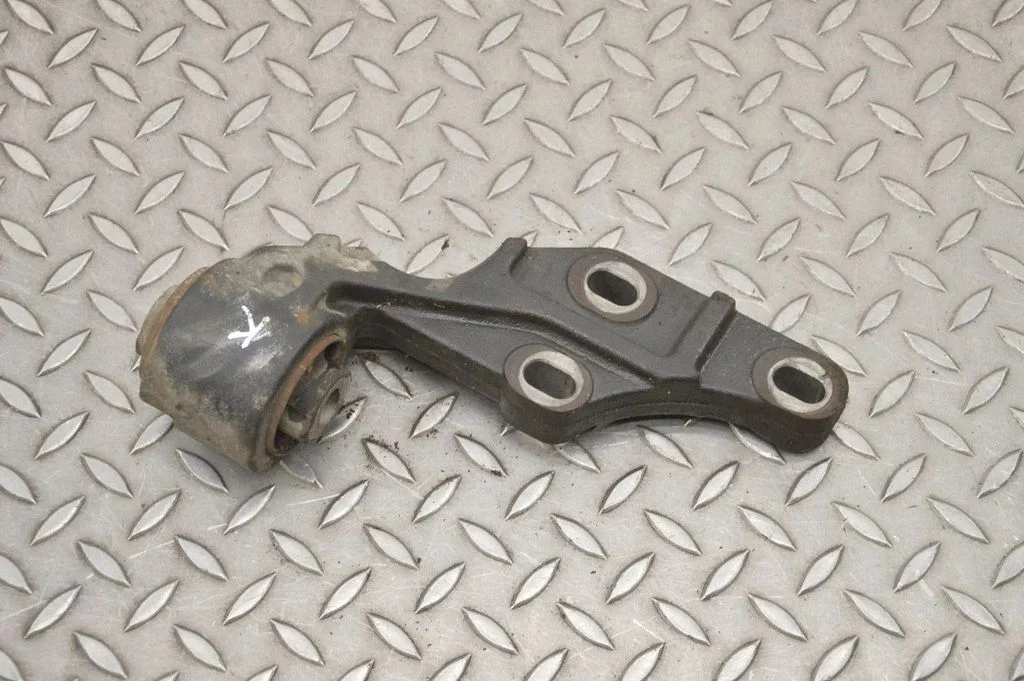 Engine mounting bracket – left