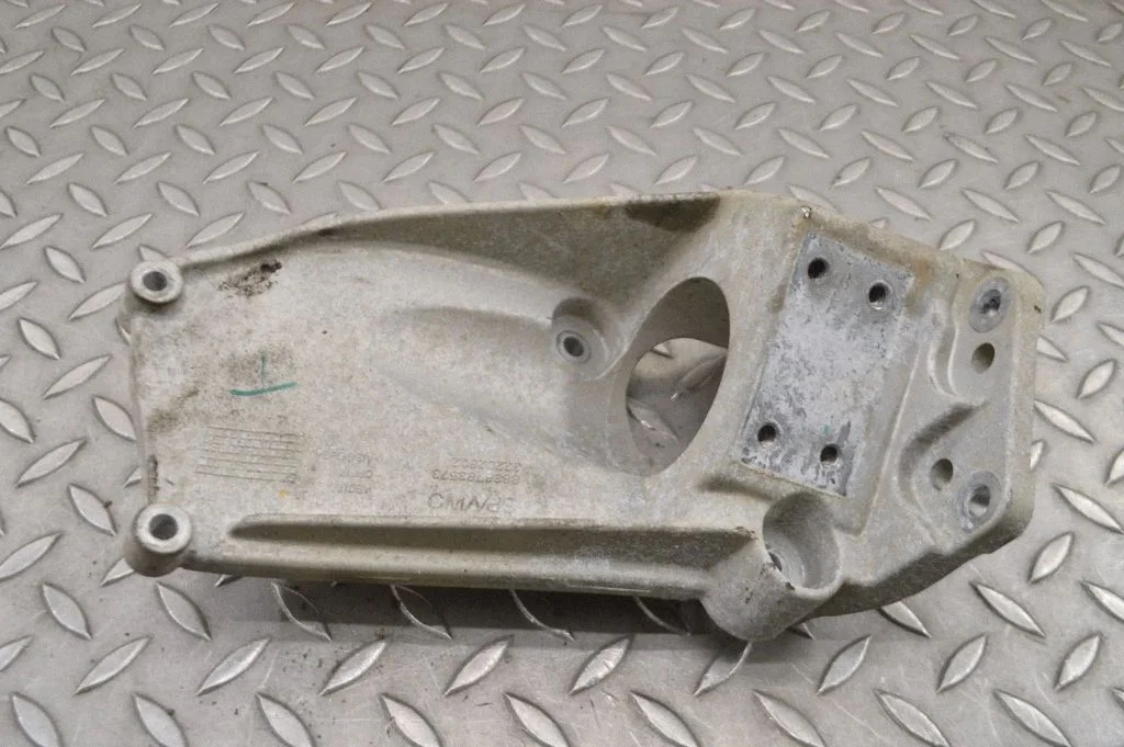 Engine mounting bracket 32202602