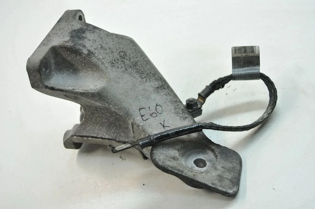 Dzinēja stiprinājuma kronšteins – BMW 5. sērija E60 E61 (2004-2010)