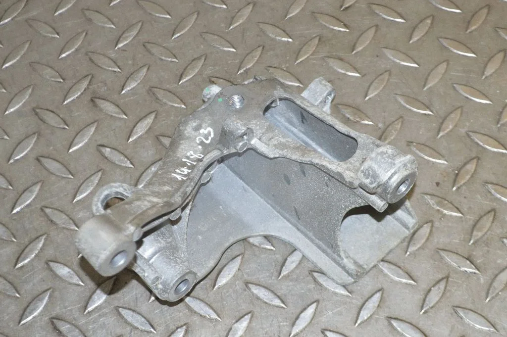 Engine mounting bracket 6796772