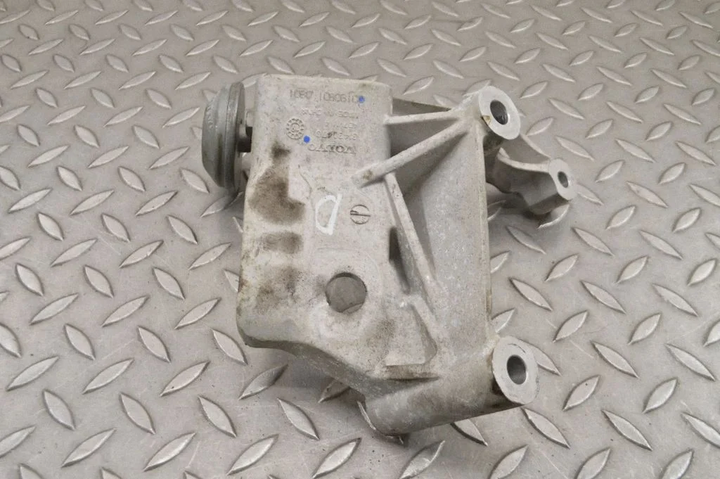 Engine mounting bracket 31430470