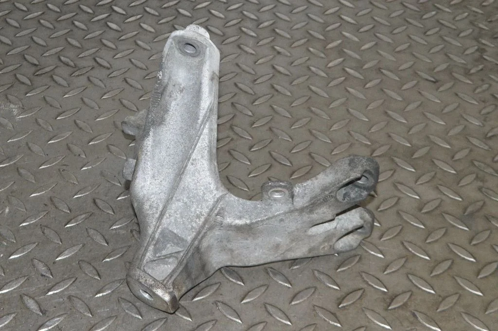 Engine mounting bracket – Audi A4 Allroad B8 (2008-2016)