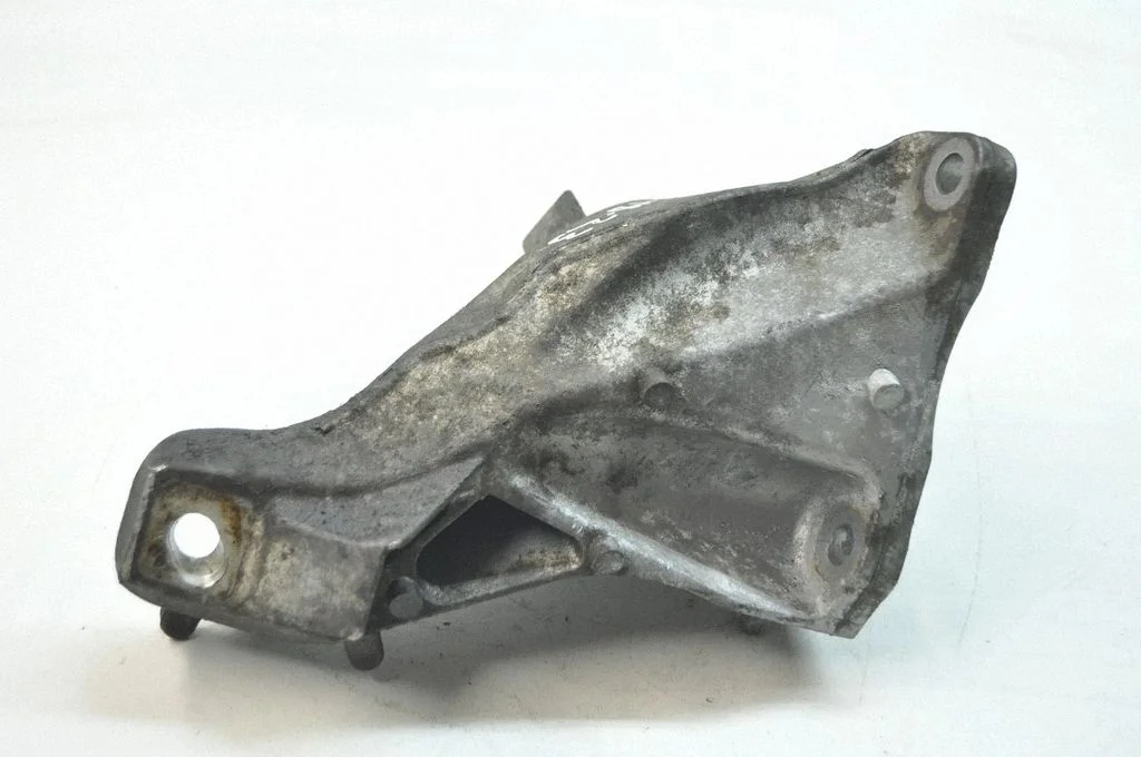 Dzinēja stiprinājuma kronšteins – BMW 3. sērija E90 E91 (2005-2012)