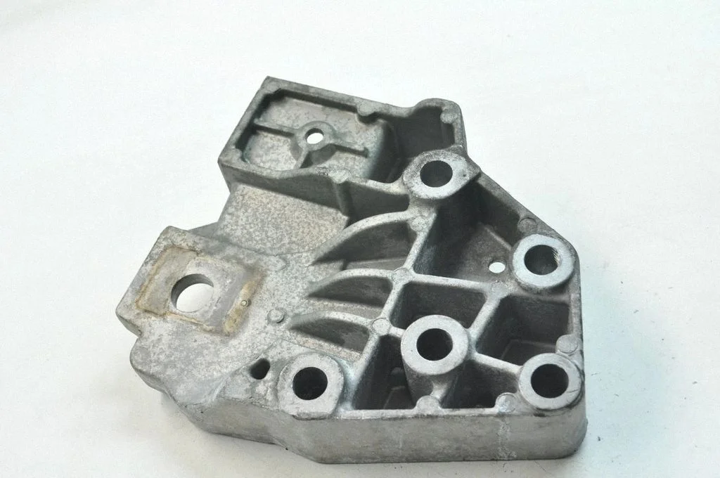 Engine mounting bracket EJ326R096AA