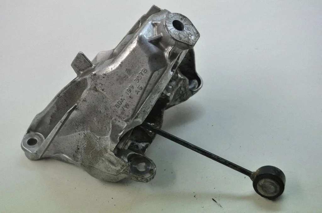 Mootori kinnituskronstein – Audi A4 S4 B9 (2015-2019)