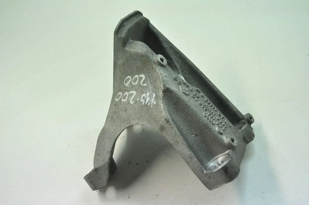 Dzinēja stiprinājuma kronšteins 4F0199307AD