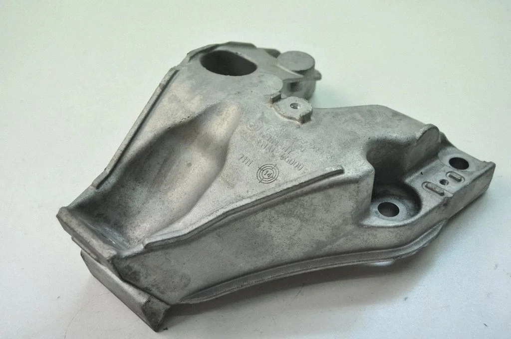 Dzinēja stiprinājuma kronšteins – BMW Series 4 M4 F82 F83 (2014-2020)