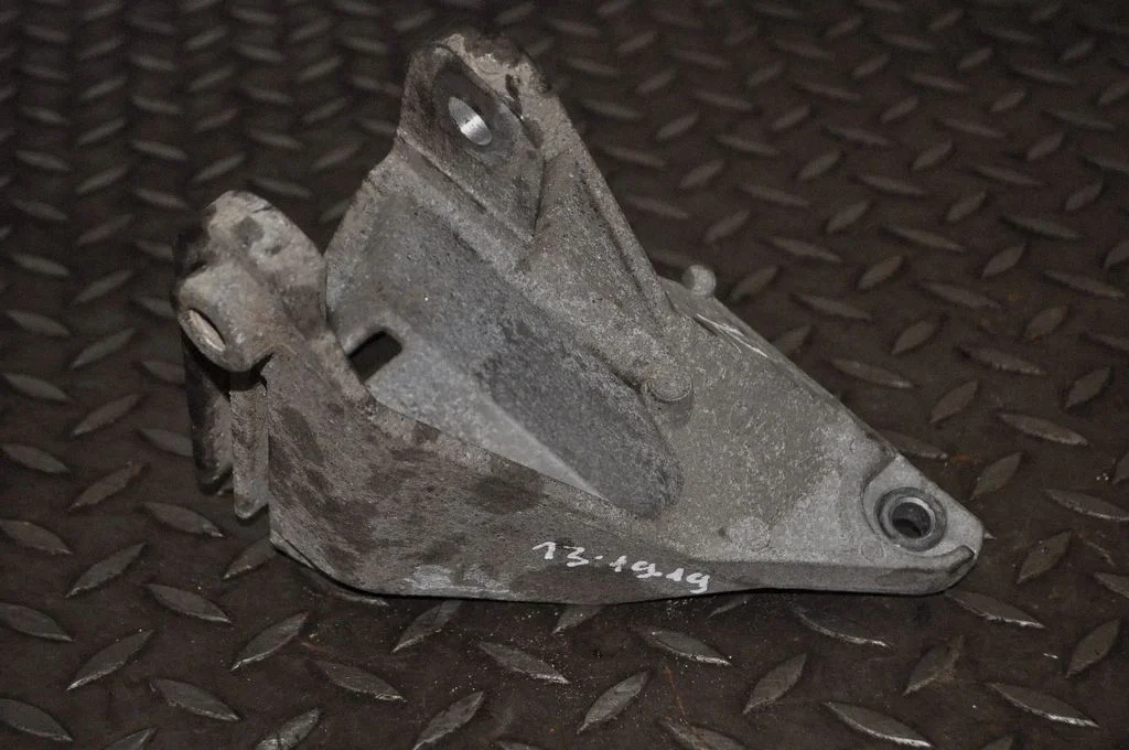 Engine mounting bracket 2R8317E694AA