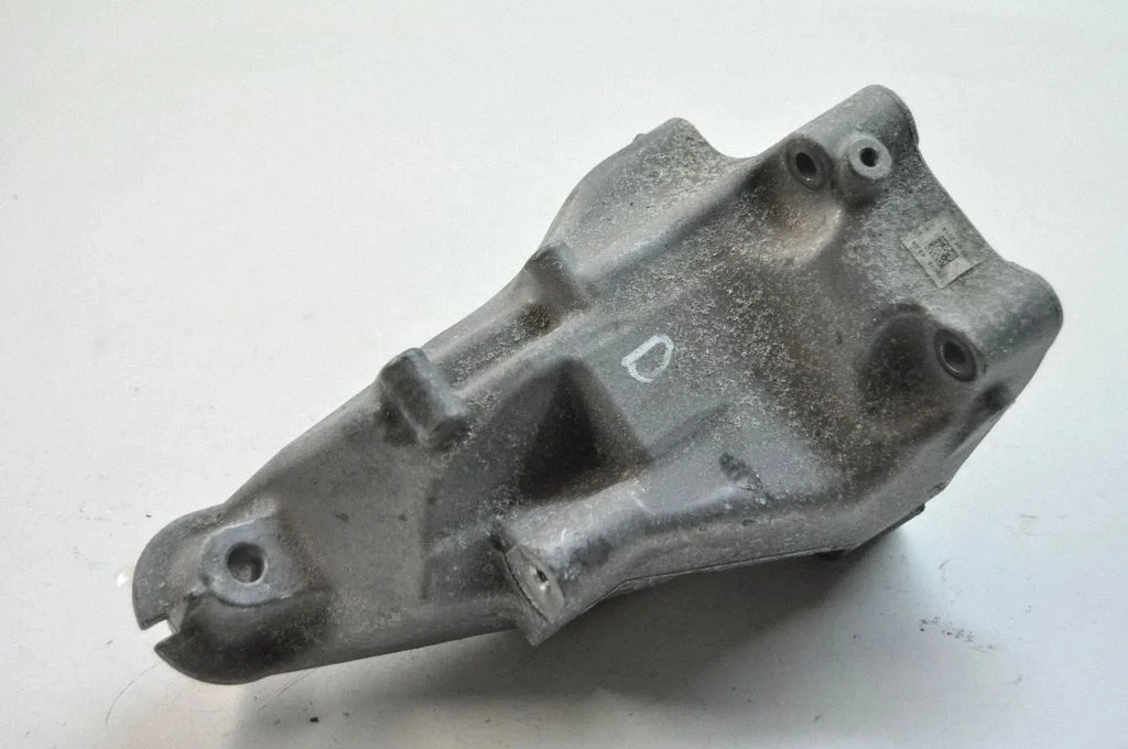 Engine mounting bracket – Mercedes-Benz C-Class W205 (2014-2021)