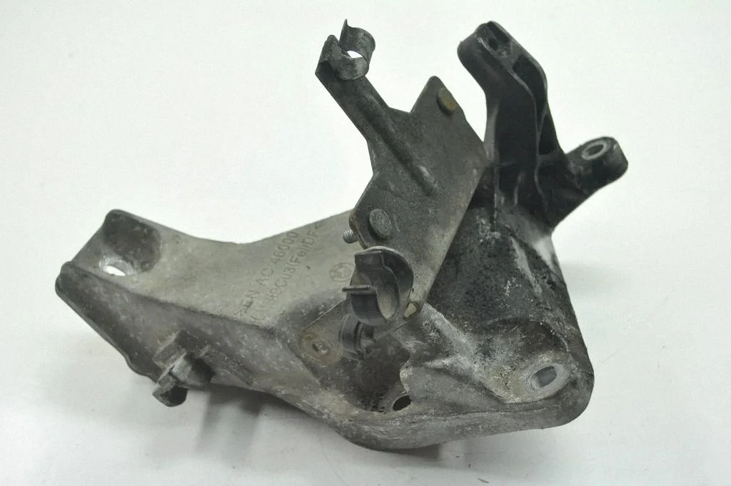 Engine mounting bracket – BMW 3 Series E90 E91 (2005-2012)