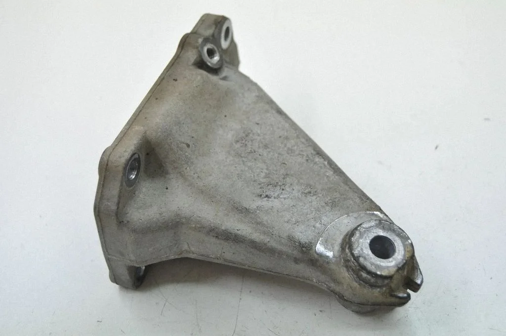 Engine mounting bracket – Mercedes-Benz CLK-Class A209 C209 (2002-2009)