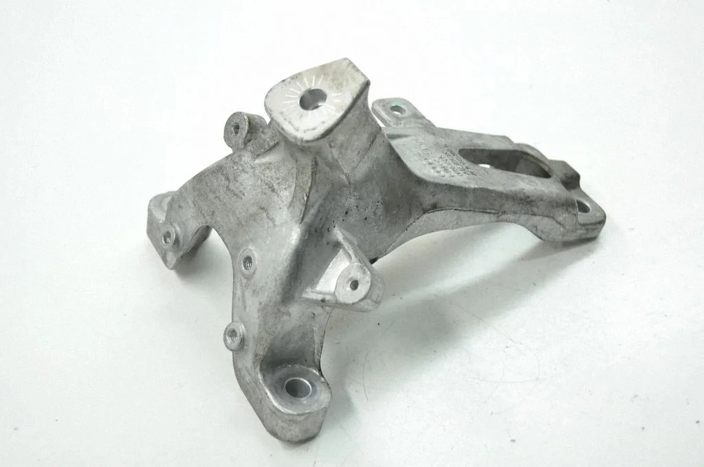 Engine mounting bracket – Audi Q5 SQ5 8R (2008-2017)