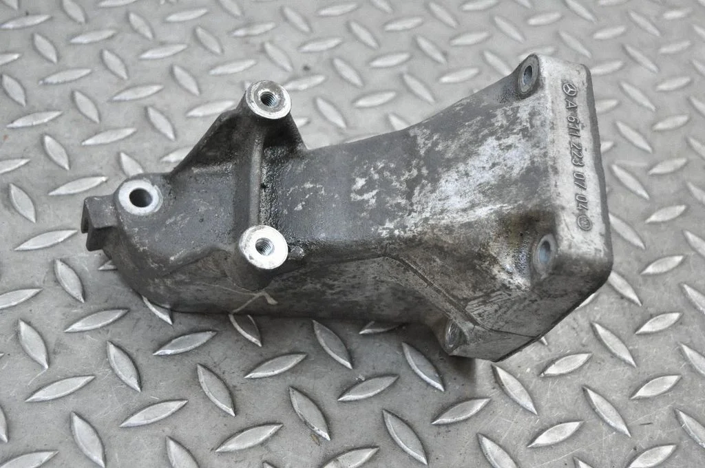 Dzinēja stiprinājuma kronšteins A6112230704