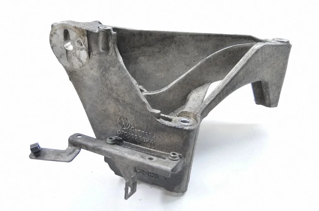 Dzinēja stiprinājuma kronšteins – Volkswagen Touareg I (2002-2010)