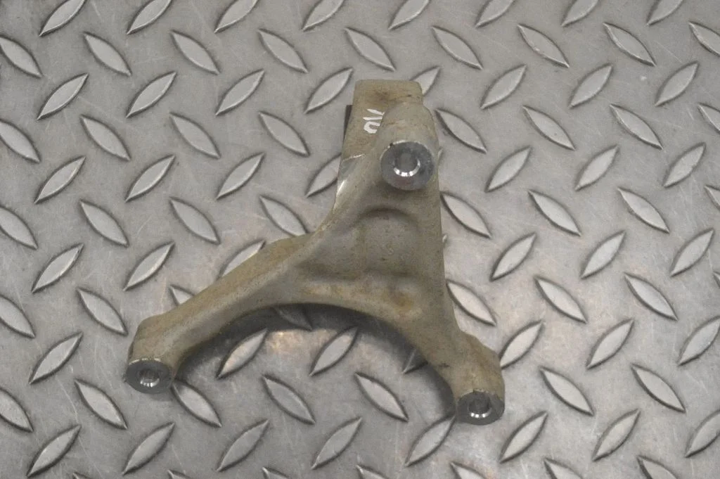 Engine mounting bracket – left